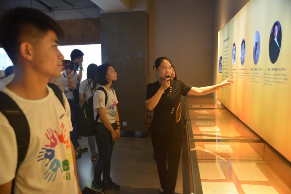 参观八马茶业铁观音文化展厅 参观八马茶业铁观音文化展厅