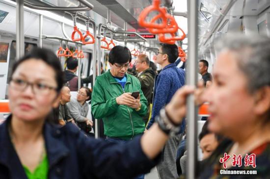 资料图:民众试乘新疆乌鲁木齐地铁1号线。 <a target='_blank' href='http://www.chinanews.com/'>中新社</a>记者 刘新 摄 点击进入下一页