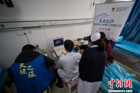 图为医疗专家通过心脏彩超筛查先心病患儿?！『闻罾?摄