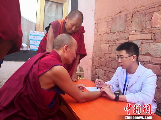 图为专家进寺庙义诊?！∧先缱柯?摄