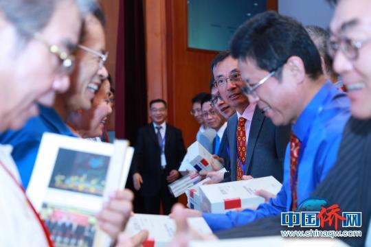 中国侨网一百多万字的《留法四十年》新近在北京首发。该书总结四十年来的留学历史经验，探讨“担当庄严使命、引领留学报国”的新路径，并以此纪念改革开放四十周年。　陈千里　摄