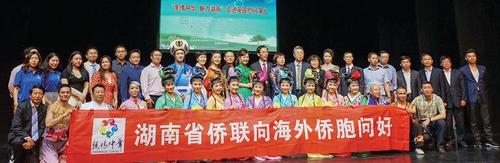 中国侨网演员与嘉宾合影。（《欧洲时报》英国版/主办方供图）