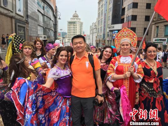 俄方代表与中国民众互动　邵丹　摄