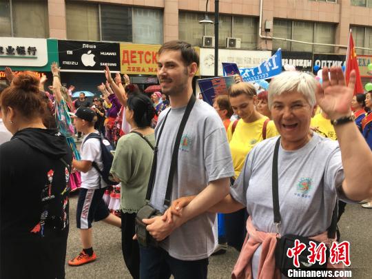 俄罗斯代表参加中俄友谊大巡游　邵丹　摄