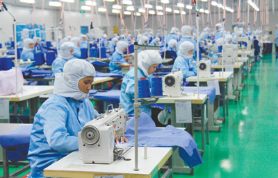 在汉邦希瑞护理用品有限公司，柬埔寨员工正在生产防护用品。