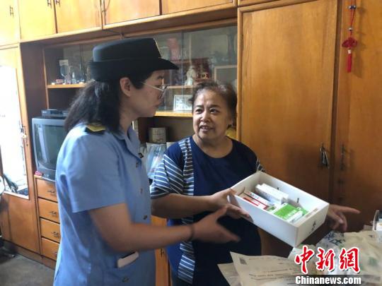 北京市2018年食品安全宣传周活动正式启动。图为工作人员走进居民家中普及食品安全知识，帮助居民药效“瘦身”。　北京食药监部门供图 摄