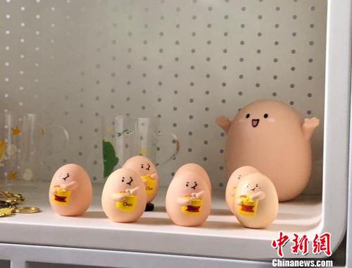 表情包衍生产品以其与表情包高度契合受到年轻人喜爱。　陈悦 摄