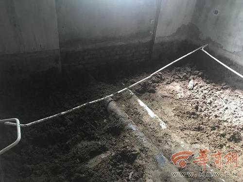 5y3bpc38.jpg 小区一楼住户为建复式向下挖 物业:不要紧可以挖