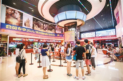 带娃看电影遇到尴尬镜头 家长呼吁:电影该分级了