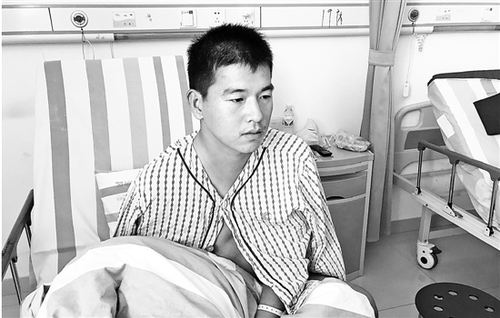 送餐途中遇车祸锁骨骨折 外卖小哥忍痛爬4层楼送餐