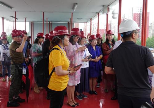 中国侨网【1】7月17日，来自海外30多个国家和地区的50余位华文媒体负责人深入北京多地参观探访。周欣嫒 摄