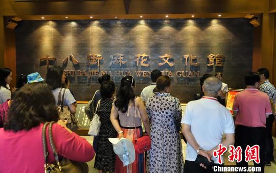 中国侨网70余位海外华文媒体代表走进天津百年老字号企业“桂发祥”　周欣嫒　摄