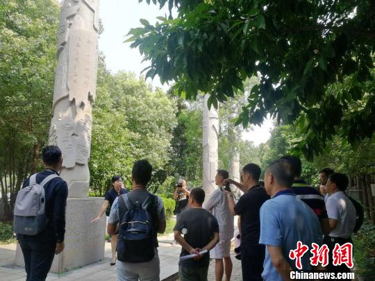 6月17日，海峡两岸媒体采访团在赣南客家源流展示基地了解客家祖先的五次大迁徙历史。　苏路程 摄