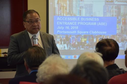 中国侨网楼宇检查局长许子汤在华埠举行一场讲座，讲解明年元旦日执行的残障通道新例。（美国《世界日报》/李秀兰 摄）