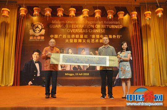 图为艺术团与侨社代表互换礼品 林浩 摄 图为艺术团与侨社代表互换礼品 林浩 摄