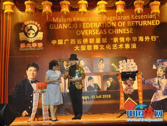 图为魔术表演者与观众互动 林浩 摄 图为魔术表演者与观众互动 林浩 摄