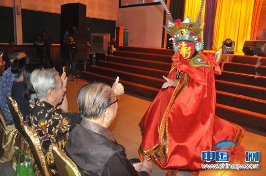图为川剧变脸节目 林浩 摄 图为川剧变脸节目 林浩 摄