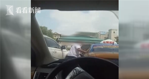 240f64dcf5bd48436afa8486289e0786.png 的哥当街辱骂女乘客?公司:系夫妻吵架 已开除