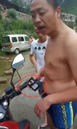 海关人员穿吊带裙工作被拍 拍摄者知道原因后道歉