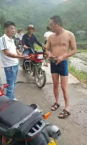 海关人员穿吊带裙工作被拍 拍摄者知道原因后道歉