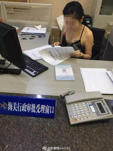 海关人员穿吊带裙工作被拍 拍摄者知道原因后道歉