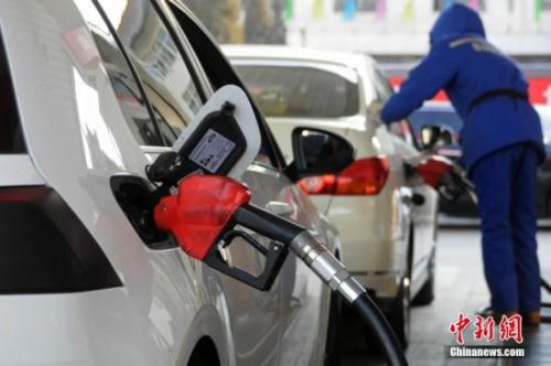 资料图：山西太原，加油站工作人员给汽车加油。<a target='_blank' href='http://www.chinanews.com/'>中新社</a>发 武俊杰 摄