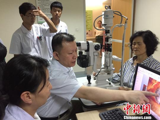 李绍伟教授为患者进行术前检查?！『?摄