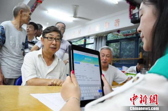 复旦大学附属肿瘤医院2018前列腺癌筛查公益活动进社区22日正式启动。　王懿辉 摄