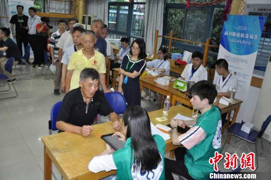 为避免过度诊治，目前，复旦大学附属肿瘤医院开展的前列腺癌筛查活动只针对发病的高危人群推出。　王懿辉 摄