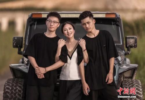 许健妻子和两个儿子 受访者供图 点击进入下一页