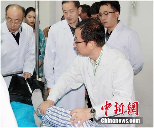 专家看望此次接受骨关节手术治疗的患者 点击进入下一页