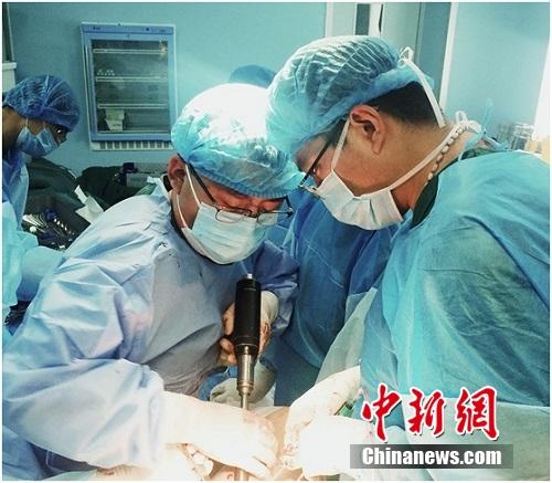 专家组为患者实施手术 点击进入下一页