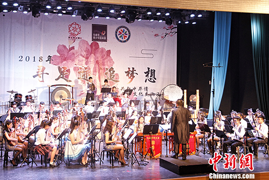 两岸乐团同台演奏《花好月圆》。 <a target='_blank' href='http://www.chinanews.com/'>中新社</a>记者 陈小愿 摄