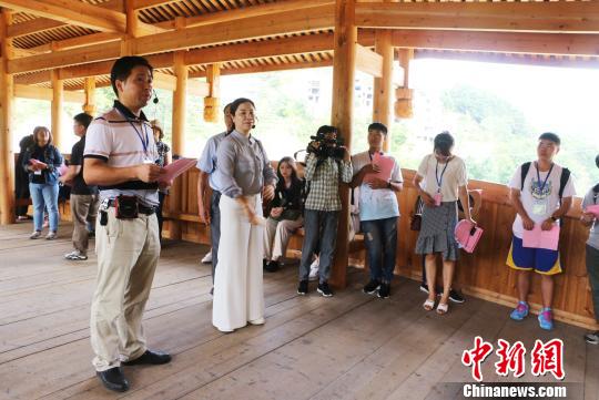 图为两岸青年学子参观双拱廊桥。缪挺 摄