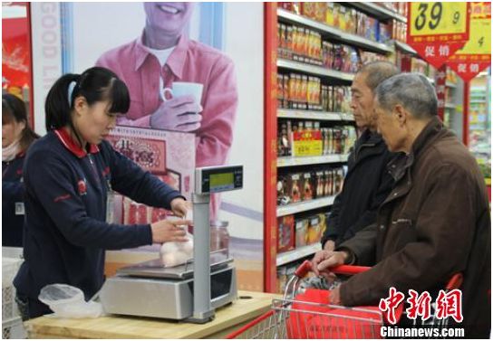 资料图：在保定市北市区一家大型超市内，促销员正在为购买鸡蛋的市民称量、打包。李芳华 摄