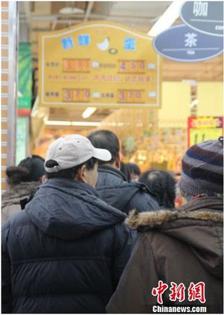 资料图：在保定市北市区一家大型超市内，市民正在排队购买鸡蛋。李芳华 摄