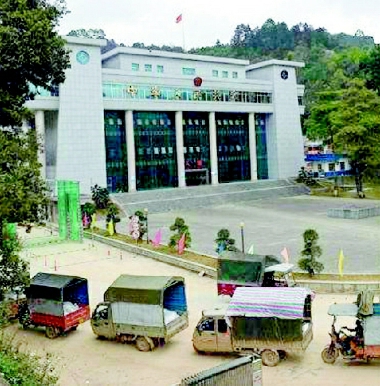     ▲作为国家一类口岸，调研组所到的龙邦口岸，中越互市贸易日渐发达。附近贫困户依托摆渡货物的“三轮车经济”每日可增收一百五十元左右。