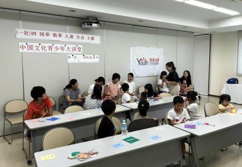 中国侨网采访妈妈。（日本《中文导报》）