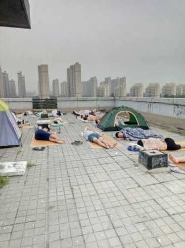 三伏天停电学生纷纷睡天台 郑大:已抢修 恢复供电