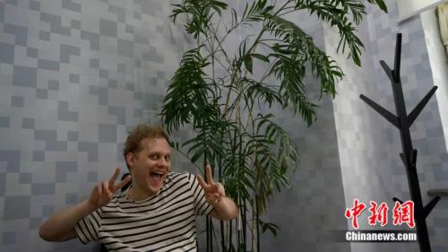 乔纳森 点击进入下一页