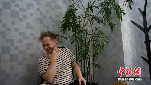 乔纳森 点击进入下一页