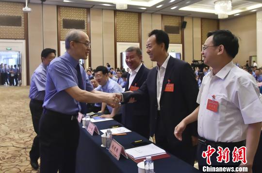 张军检察长与参加研讨班的全国人大代表和专家代表交流?！〕潭?摄