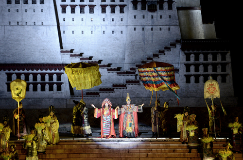 文成公主和松赞干布在布达拉宫下 文成公主和松赞干布在布达拉宫下