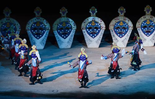 剧中藏族百姓在表演古老的藏戏 剧中藏族百姓在表演古老的藏戏