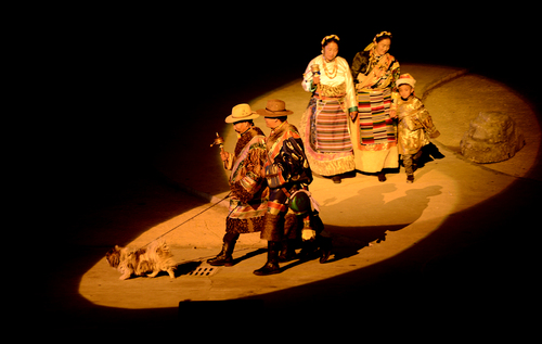 剧中藏族百姓参与表演犹如现实生活 剧中藏族百姓参与表演犹如现实生活