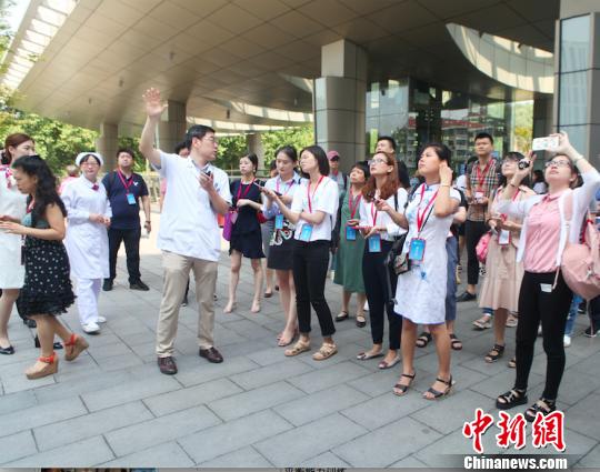 江苏省人民医院门诊部主任武晓泓介绍该院门诊分布相关情况?！『钣昝?摄