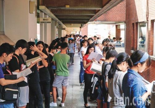 台湾考生。台湾《联合报》记者郑超文摄影 点击进入下一页