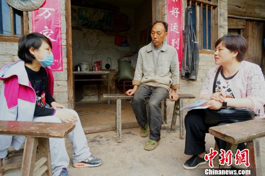 图为工作人员对申请临时救助人员进行走访。重庆市民政局供图