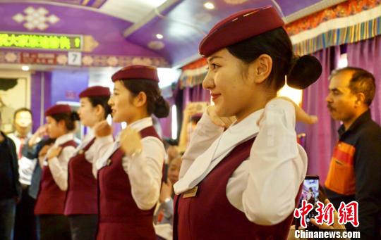 青藏铁路集团有限公司列车员表演礼仪操。西藏旅发委供图