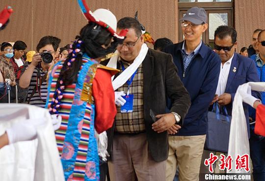 为尼泊尔旅游代表献哈达。西藏旅发委供图
